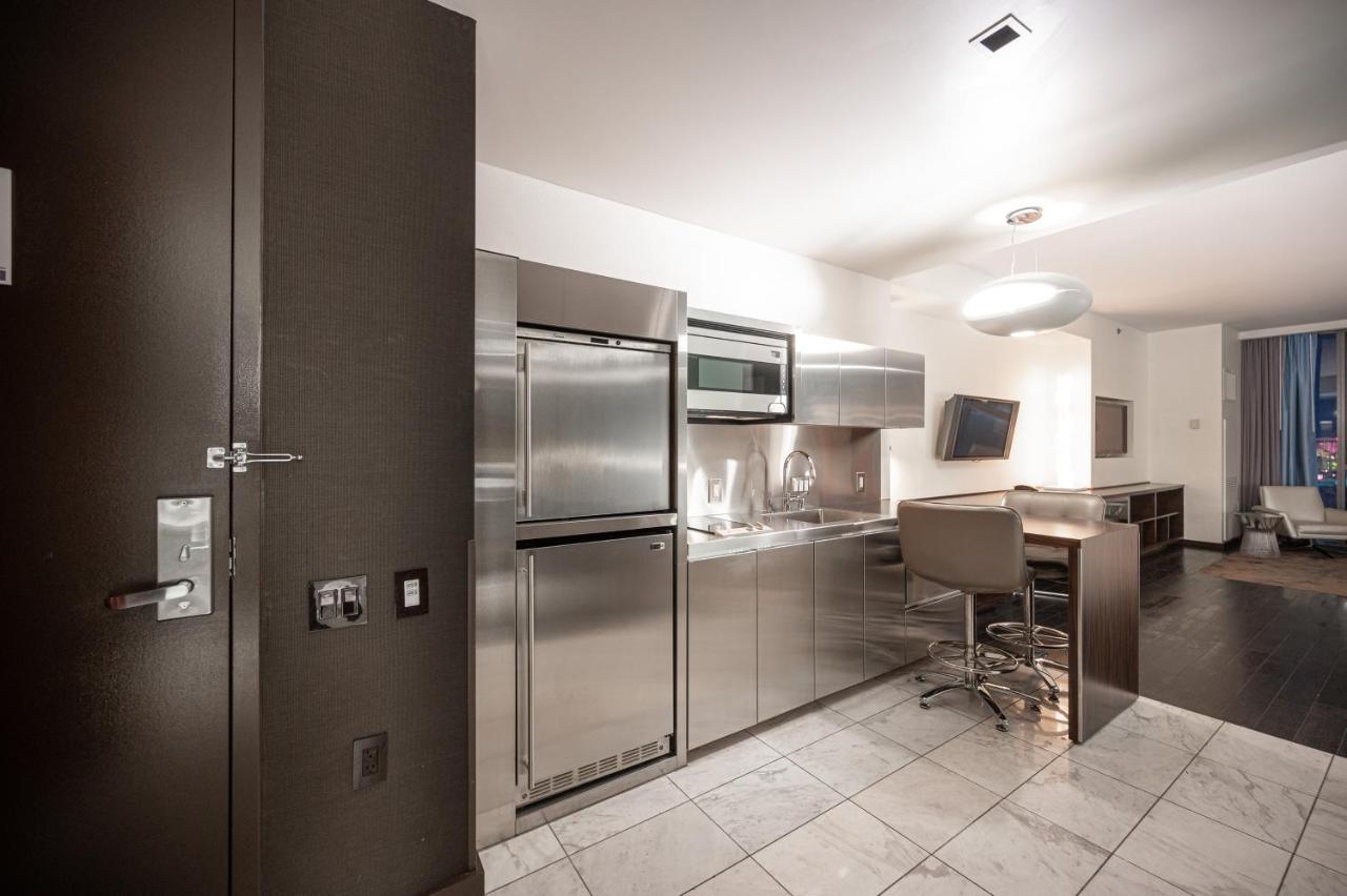 Stripviewsuites Two-bedroom Conjoined At Palms Place Aparthotel