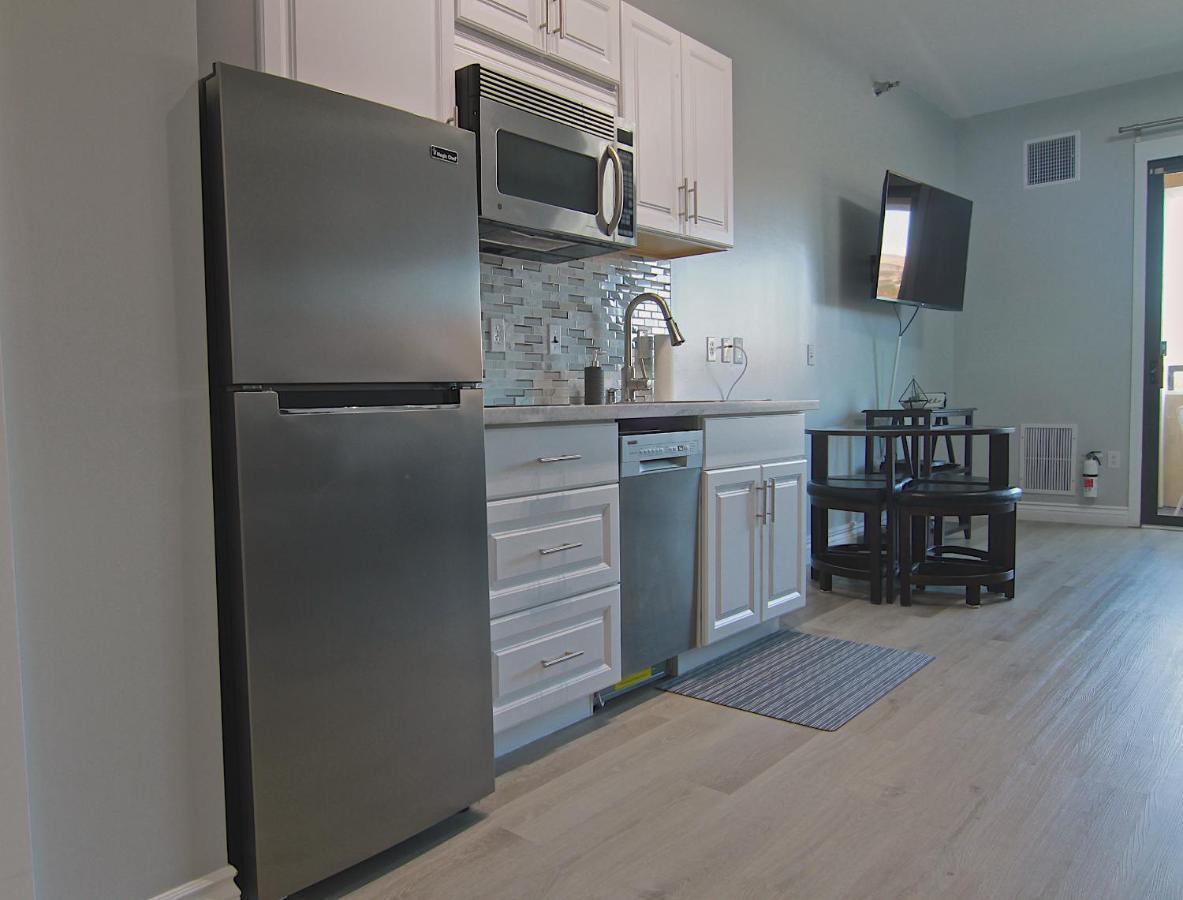 Newly Renovated Modern Apartment *