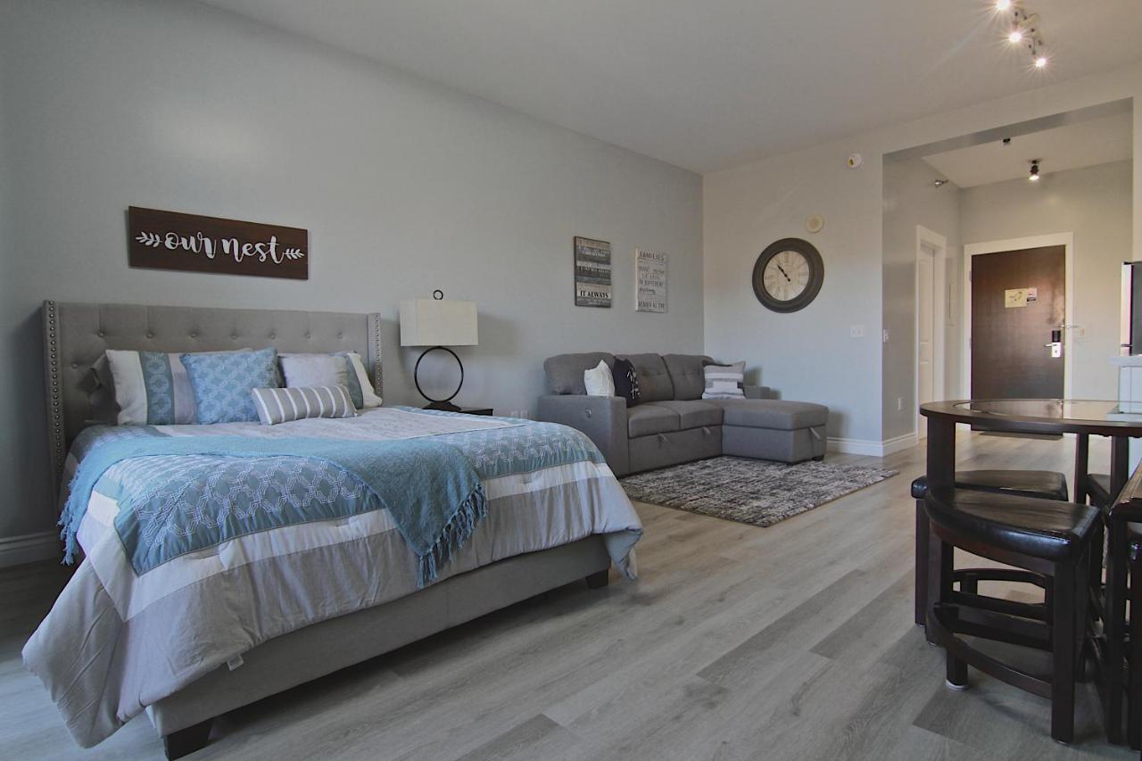Newly Renovated Modern Apartment *