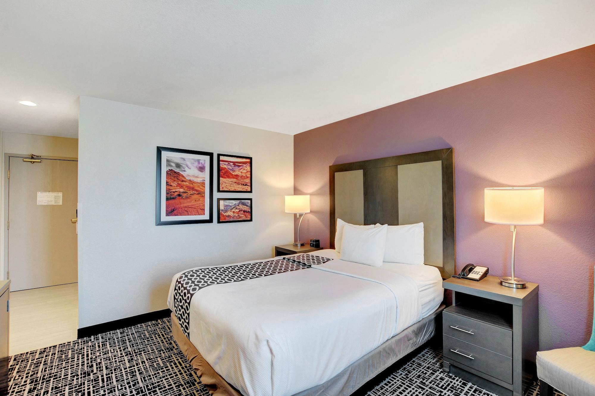La Quinta & By Wyndham Nellis Hotel
