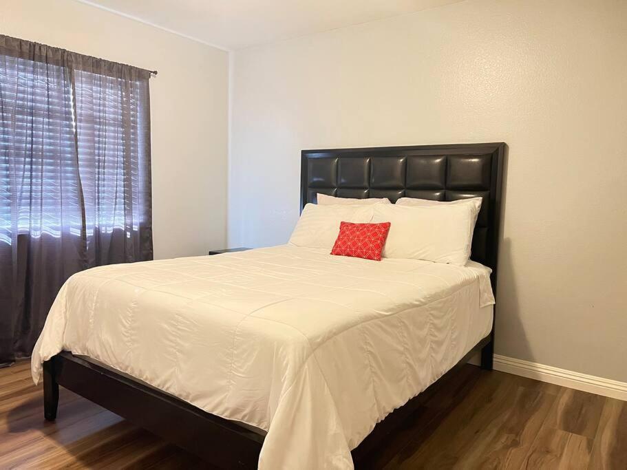 Oasis Pool House, Optional Pool Heater Holiday home Las Vegas
