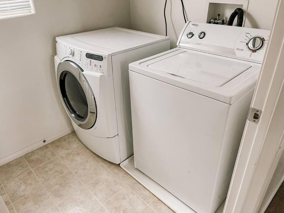 3 Bedroom 15min To Strip/fremont St Exp Fast Wifi *