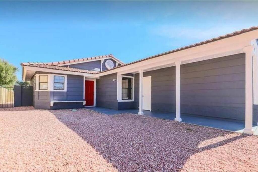 Beautiful W/ Red Door, Close To Strip/stadium