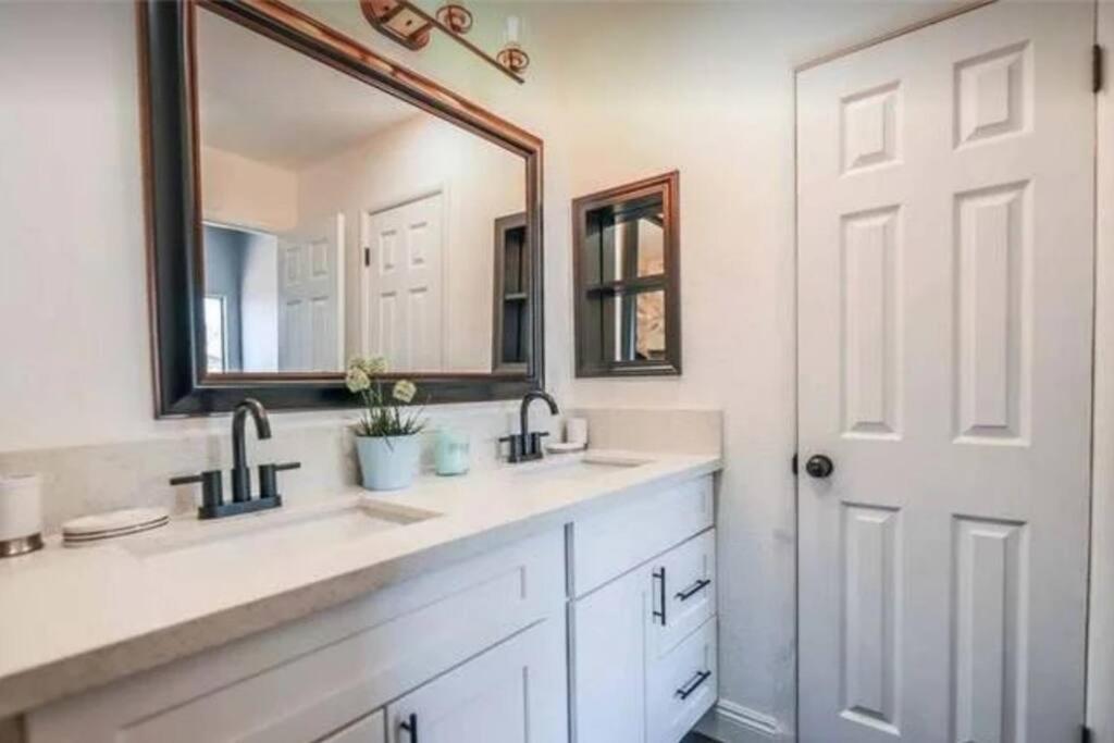 Beautiful W/ Red Door, Close To Strip/stadium