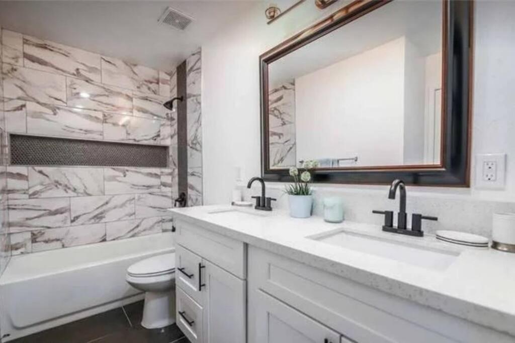 Beautiful W/ Red Door, Close To Strip/stadium Las Vegas