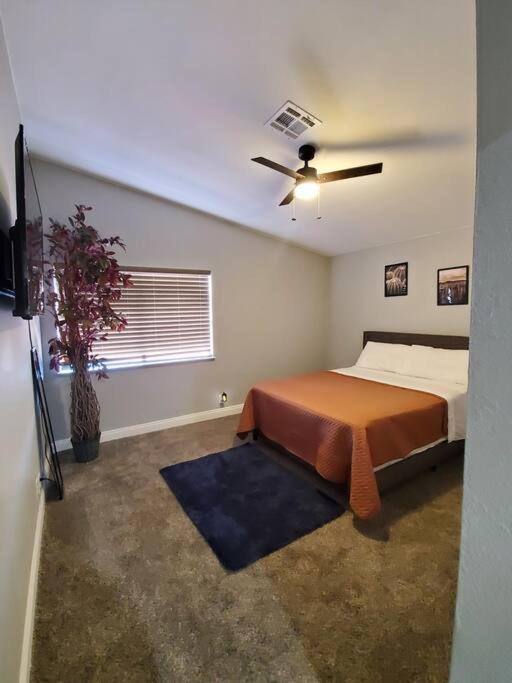 Beautiful W/ Red Door, Close To Strip/stadium