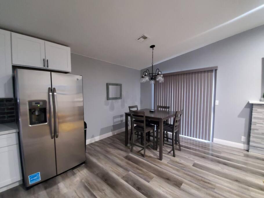Beautiful W/ Red Door, Close To Strip/stadium * Las Vegas