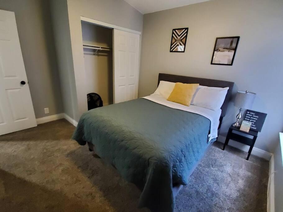 Beautiful W/ Red Door, Close To Strip/stadium Hébergement de vacances