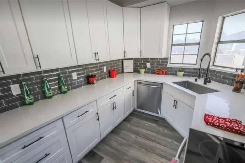 Beautiful W/ Red Door, Close To Strip/stadium Hébergement de vacances