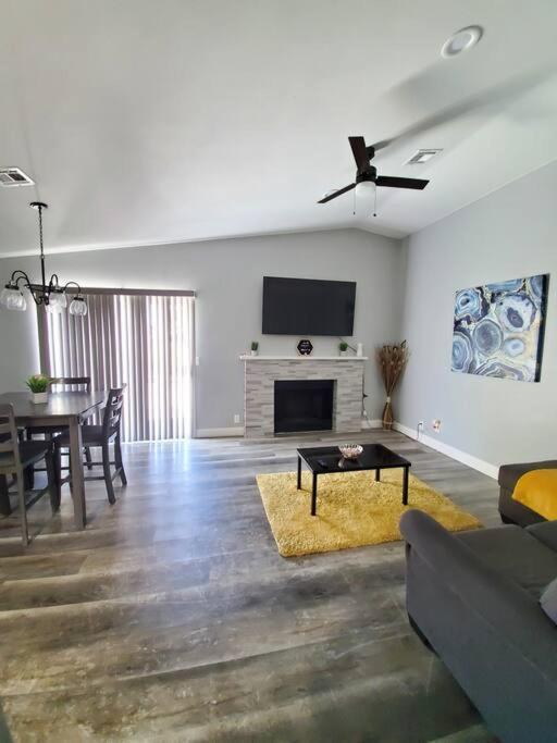 Beautiful W/ Red Door, Close To Strip/stadium Hébergement de vacances Las Vegas