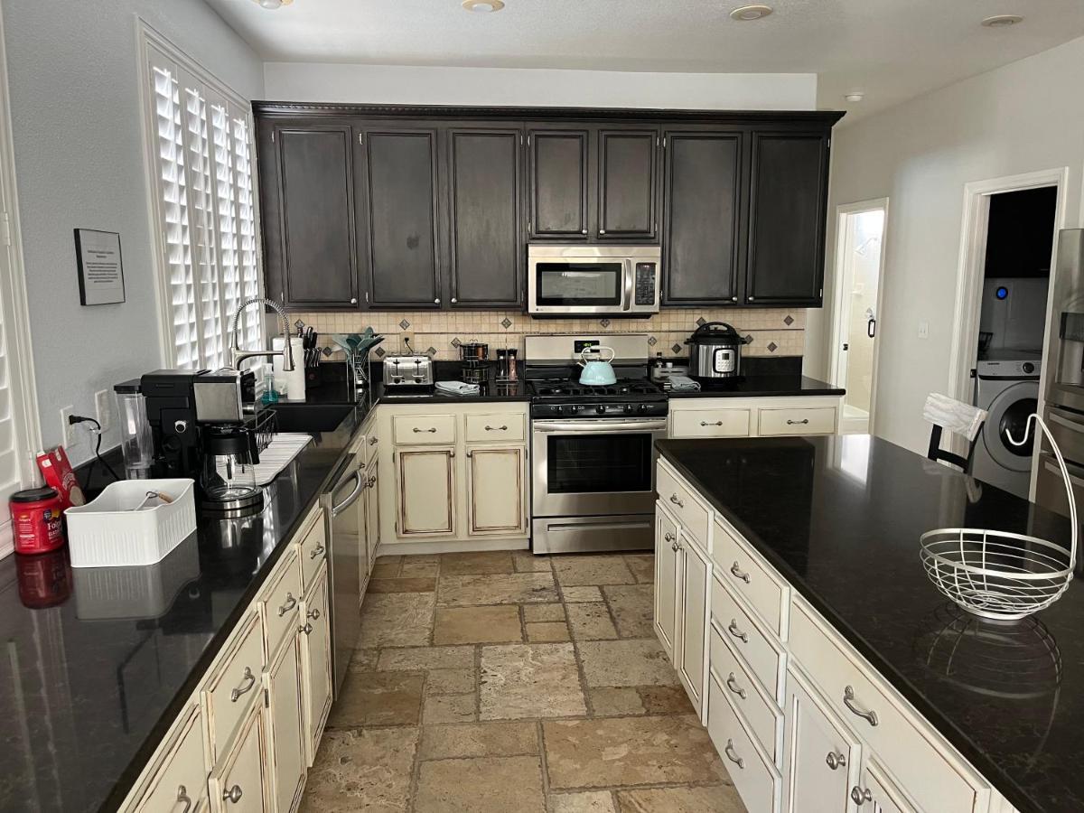 Gorgeous Henderson With Pool! Holiday home Las Vegas