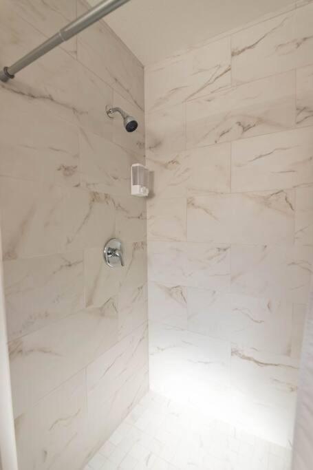 Stunning Renovated Home, Pool And Heated Vakantiehuis *