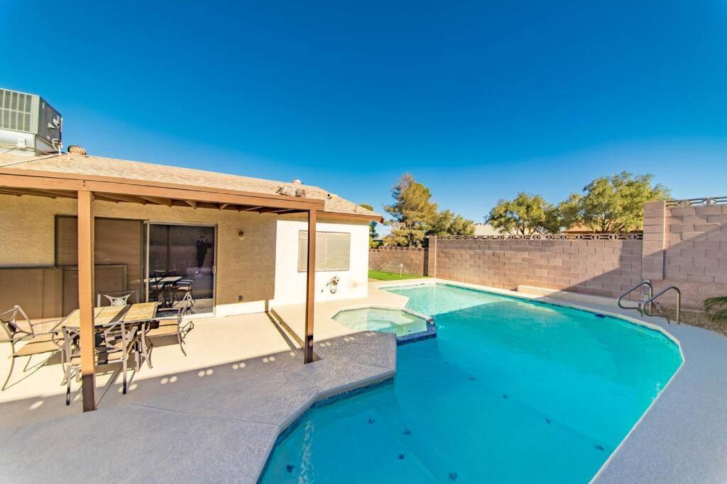 Vakantiehuis Stunning Renovated Home, Pool And Heated *