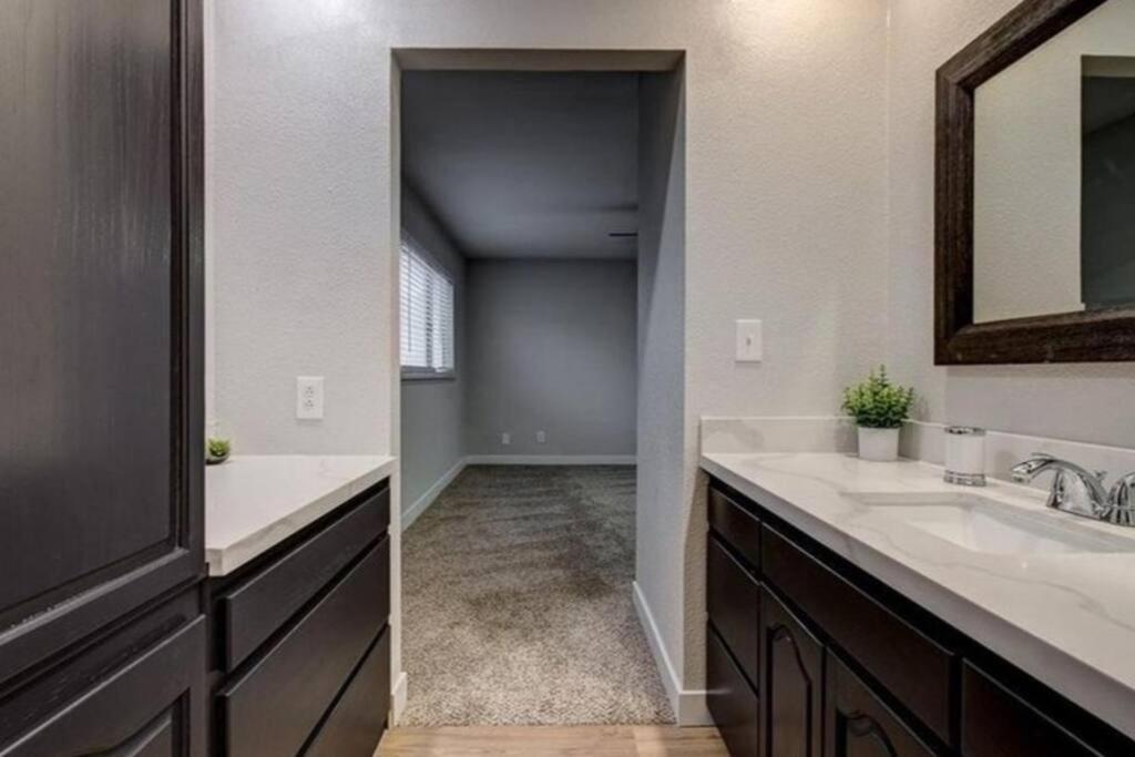 Stunning Renovated Home, Pool And Heated Las Vegas