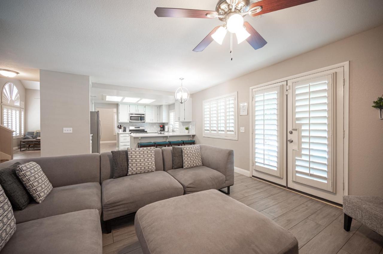 Brilliant 4 Bedroom House With Pool! Holiday home Las Vegas