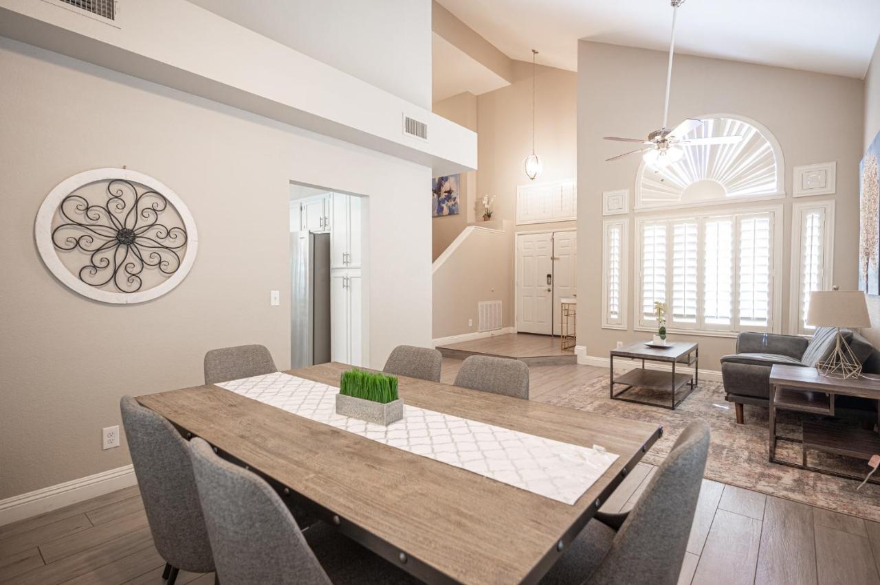 Brilliant 4 Bedroom House With Pool! Holiday home Las Vegas