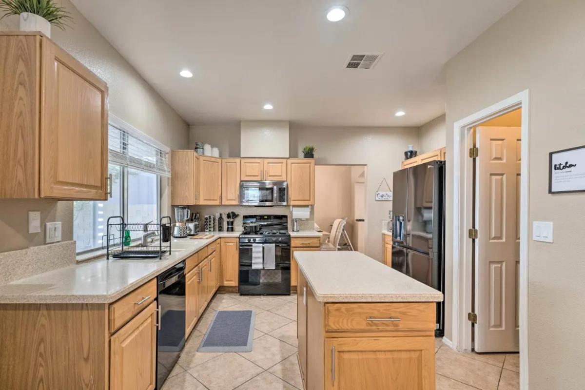Casa vacanze A Beautiful House With Hot Tub, Grill & Games!