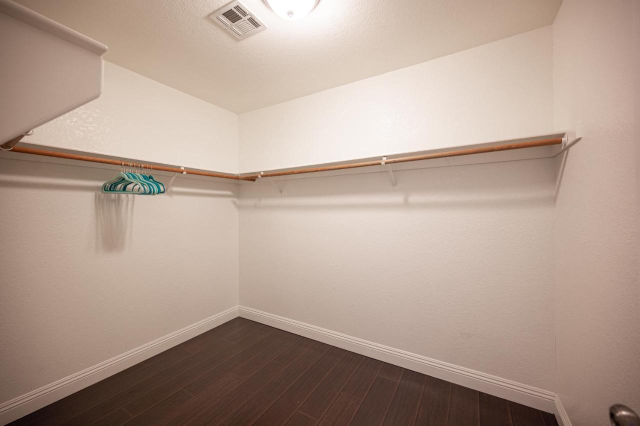 Luxury Near Strip And Airport. Holiday home