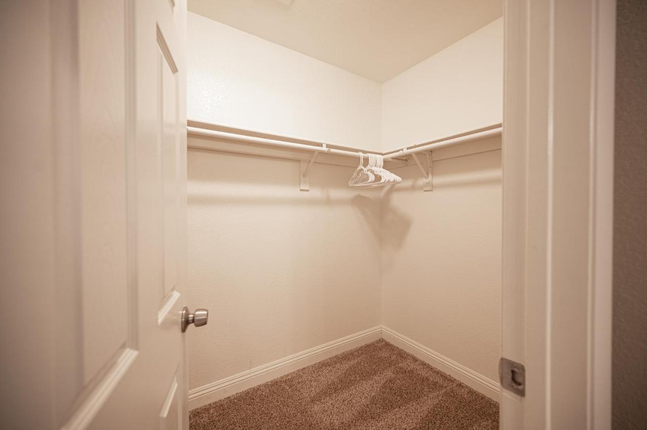 Brilliant 4 Bedroom House With Pool! Las Vegas