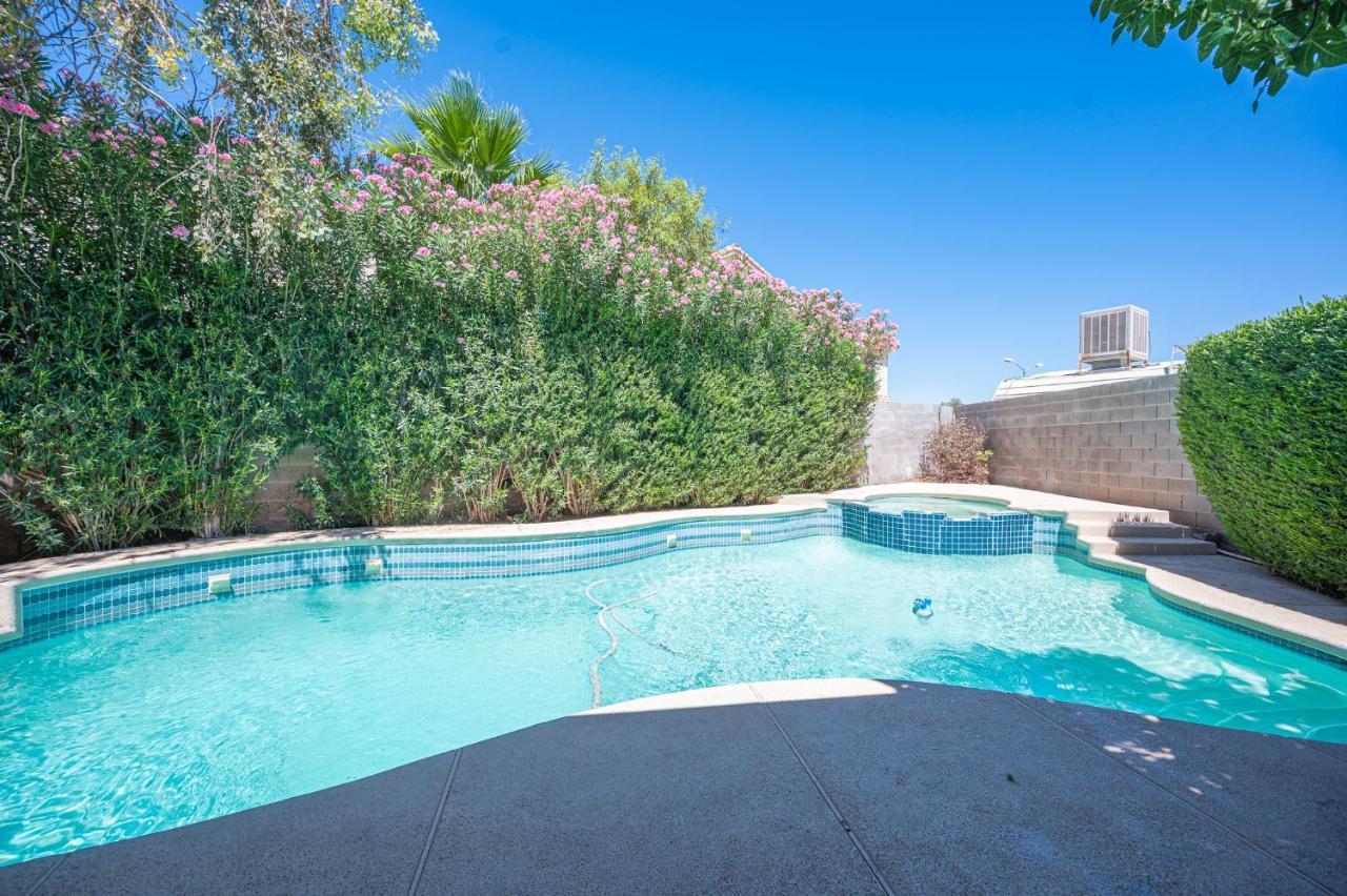 Brilliant 4 Bedroom House With Pool! Holiday home Las Vegas