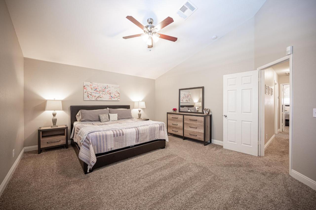 Holiday home Brilliant 4 Bedroom House With Pool! Las Vegas