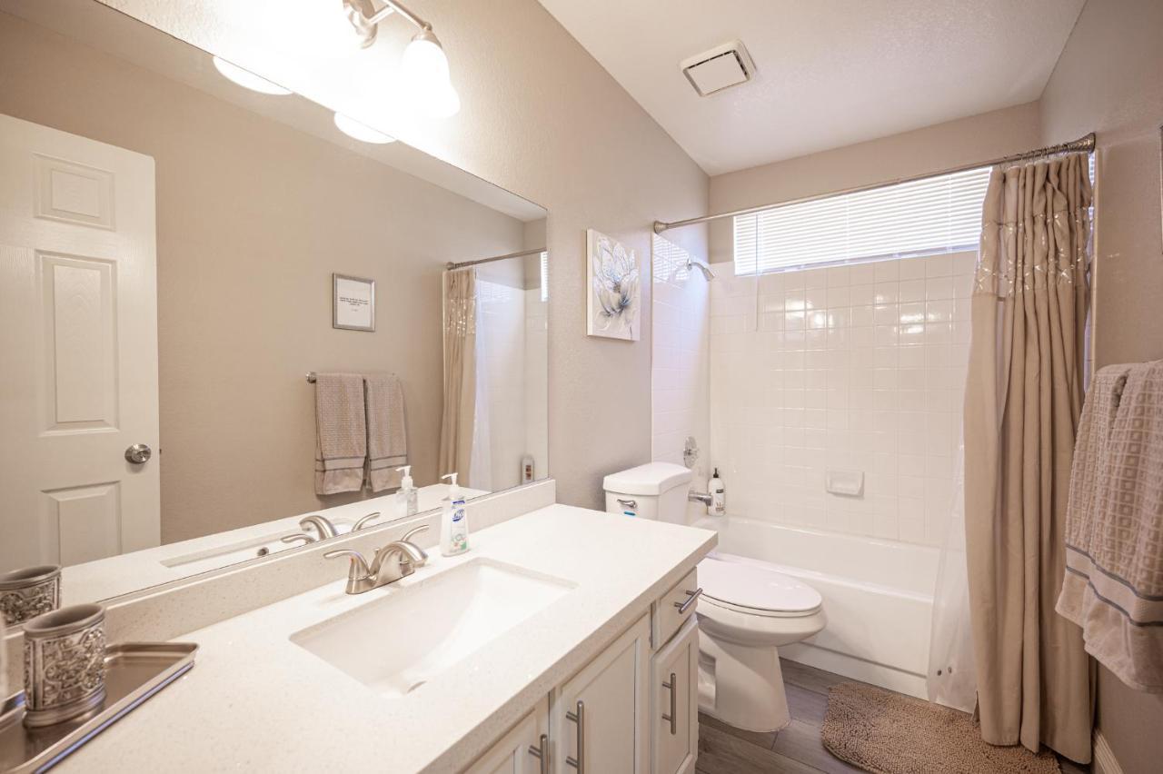 Brilliant 4 Bedroom House With Pool! Holiday home Las Vegas