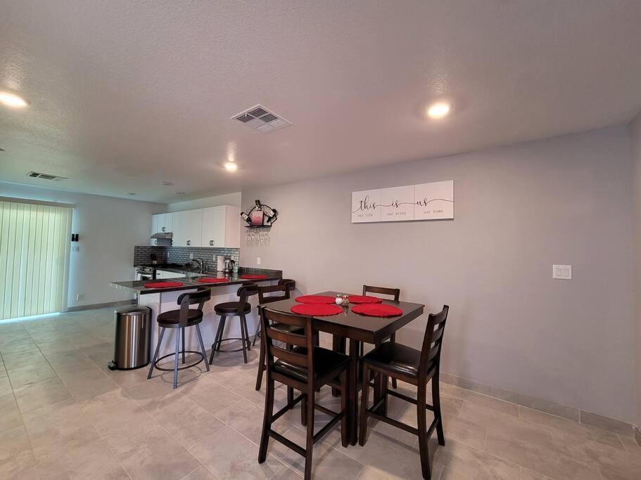 Cheerful, Fresh And Spacious 3 Bedroom Townhome, Holiday home *