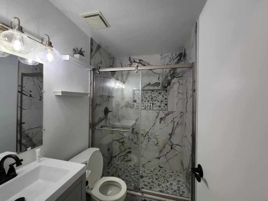 Cheerful, Fresh And Spacious 3 Bedroom Townhome, Holiday home Las Vegas