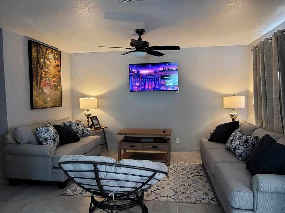 Cheerful, Fresh And Spacious 3 Bedroom Townhome, Holiday home