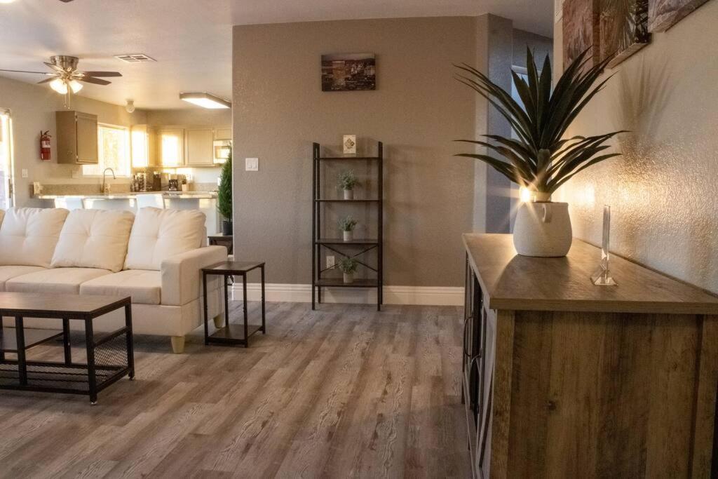 The Viva Vibe Vegas - Solar Heated Pool! Holiday home Las Vegas