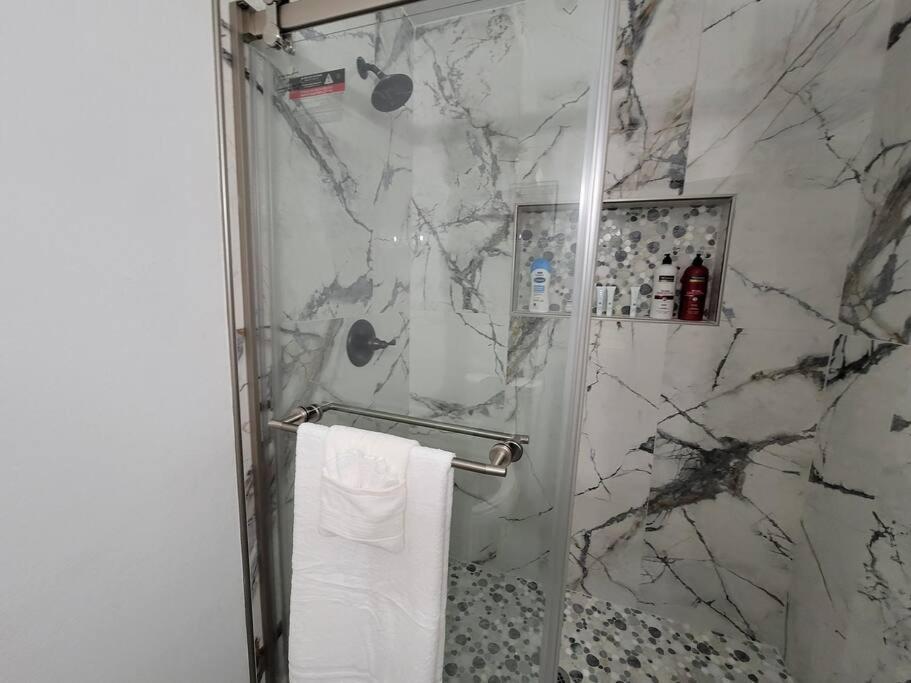 Cheerful, Fresh And Spacious 3 Bedroom Townhome, Holiday home *