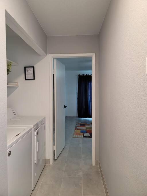 Cheerful, Fresh And Spacious 3 Bedroom Townhome, Holiday home