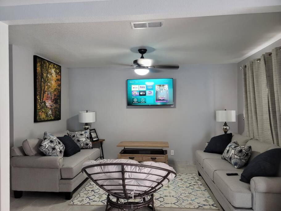 Cheerful, Fresh And Spacious 3 Bedroom Townhome, Holiday home *