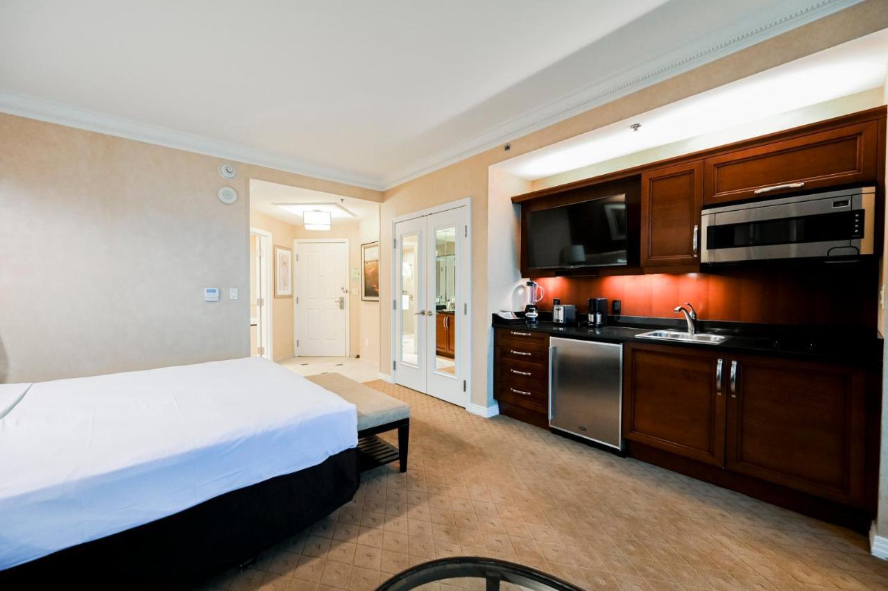 Stripviewsuites At Signature