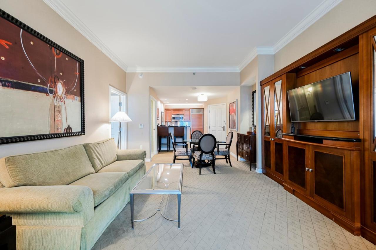 Stripviewsuites At Signature 3*