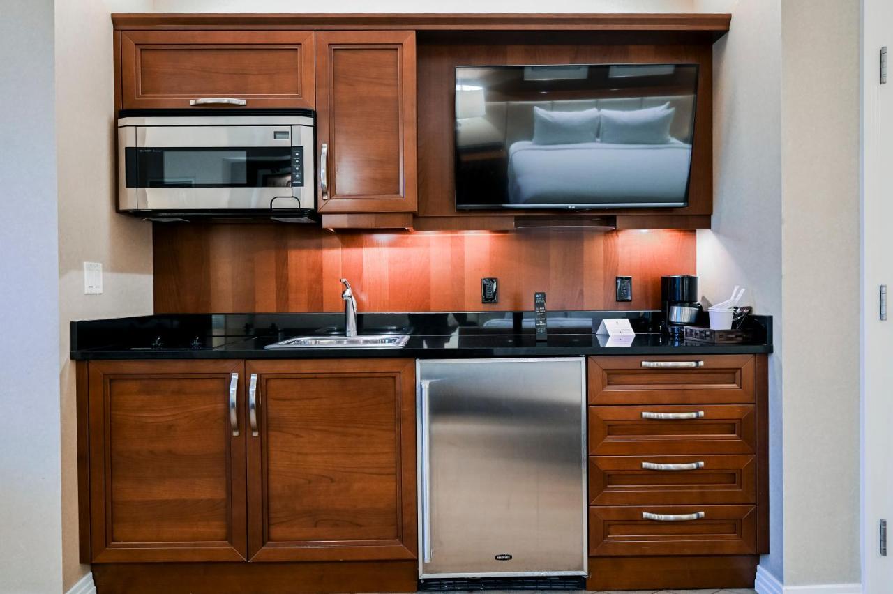 Stripviewsuites At Signature