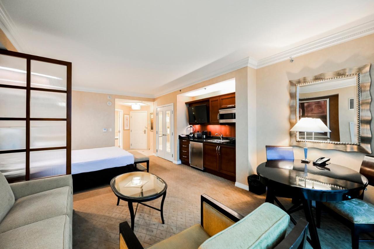 Stripviewsuites At Signature