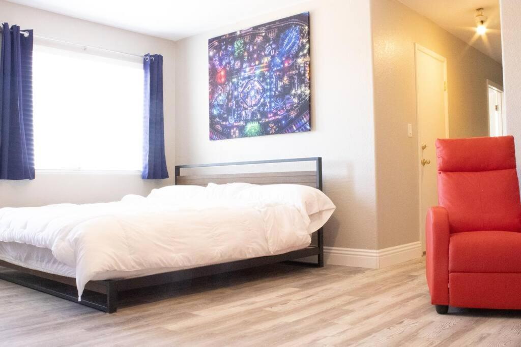 The Viva Vibe Vegas - Solar Heated Pool! Holiday home *