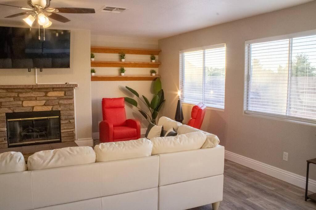 The Viva Vibe Vegas - Solar Heated Pool! Holiday home *