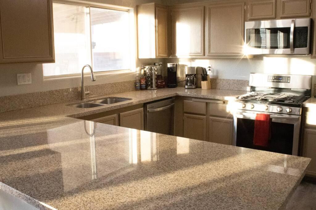 The Viva Vibe Vegas - Solar Heated Pool! Holiday home Las Vegas