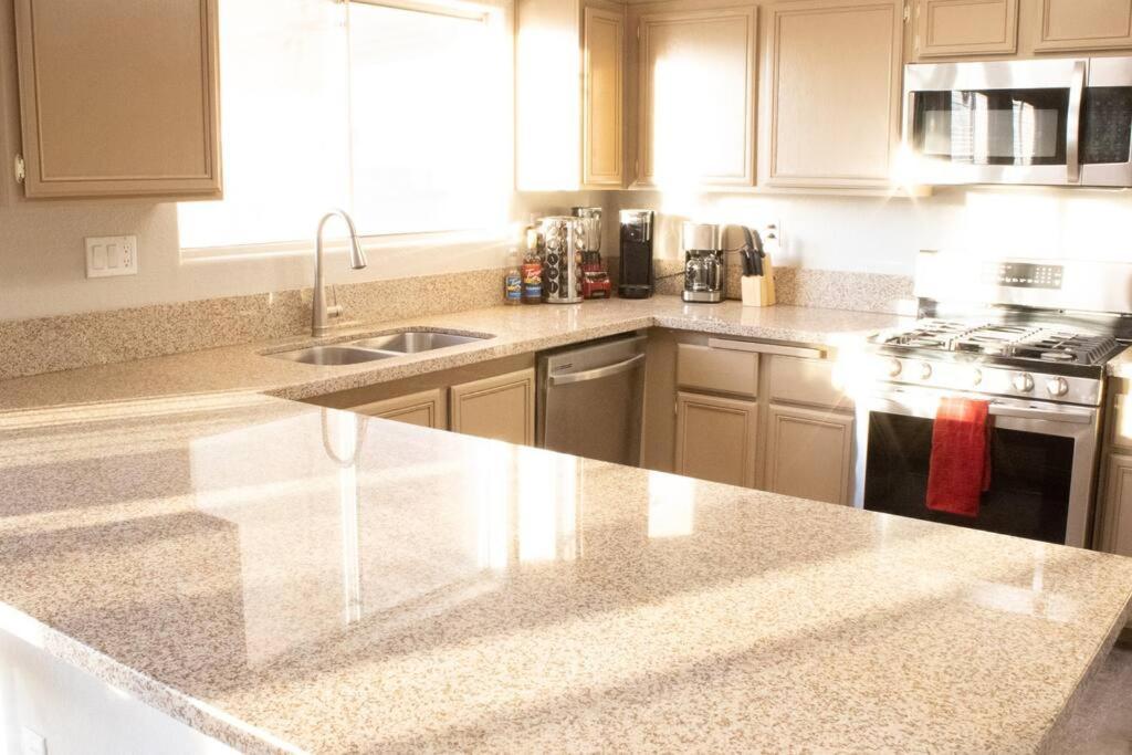 The Viva Vibe Vegas - Solar Heated Pool! Holiday home *