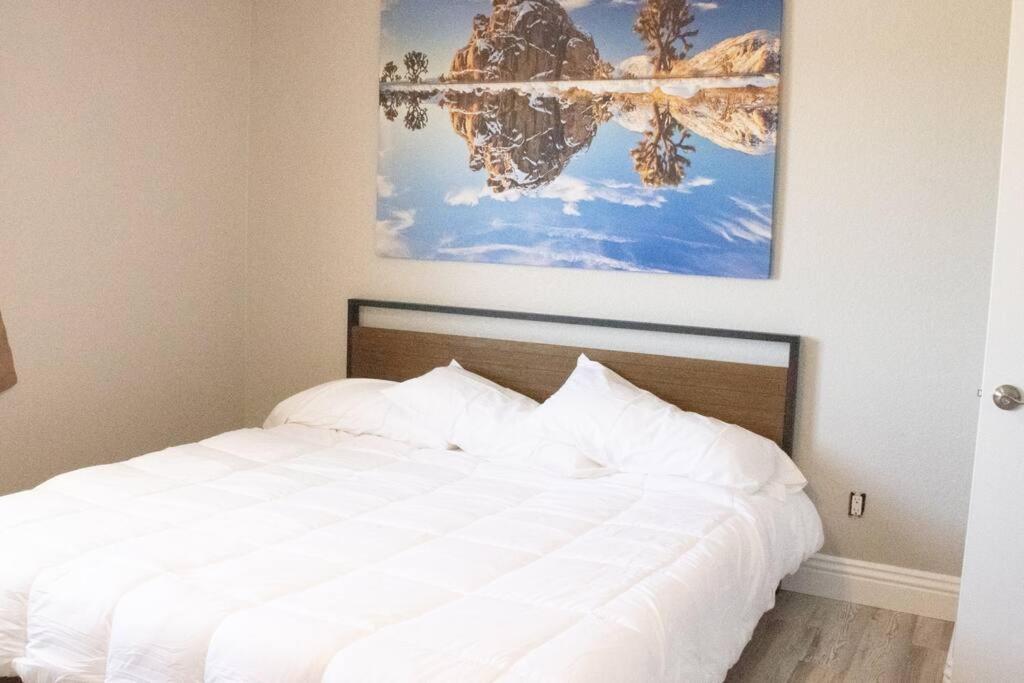 The Viva Vibe Vegas - Solar Heated Pool! Holiday home