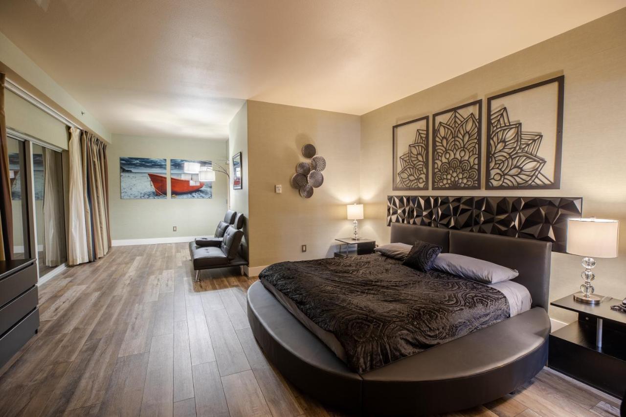 2100 Sqft Penthouse W/ Strip Views! Pool Gym Aparthotel *