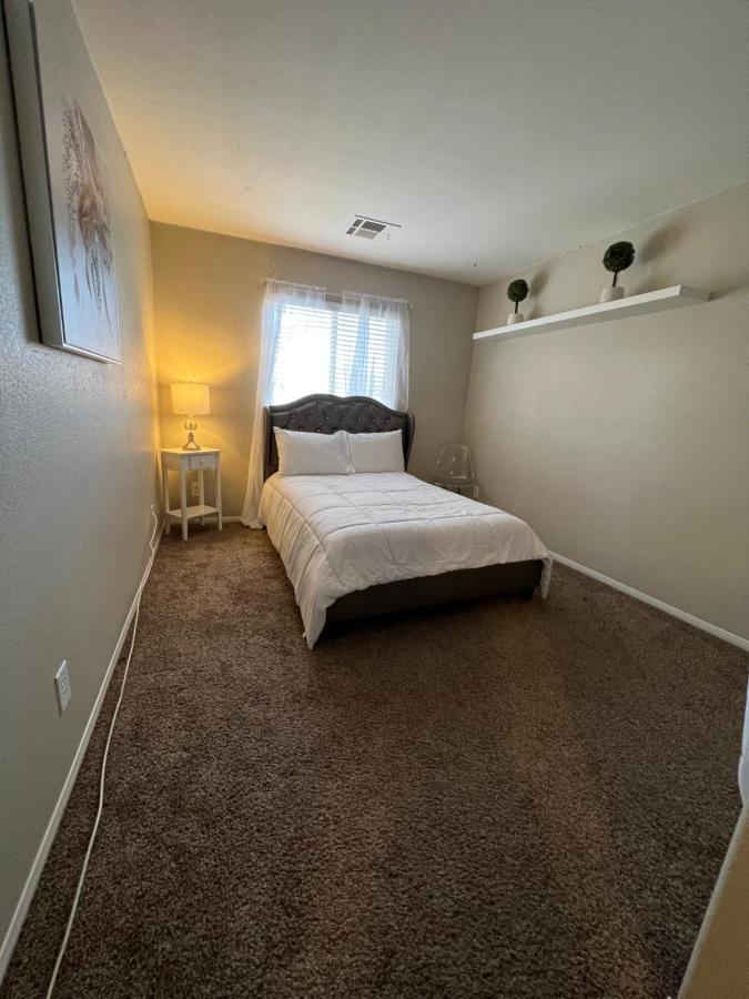 Homestay Spacious, Chic 3bd, Sleeps 8 Convenient To Everything Las Vegas