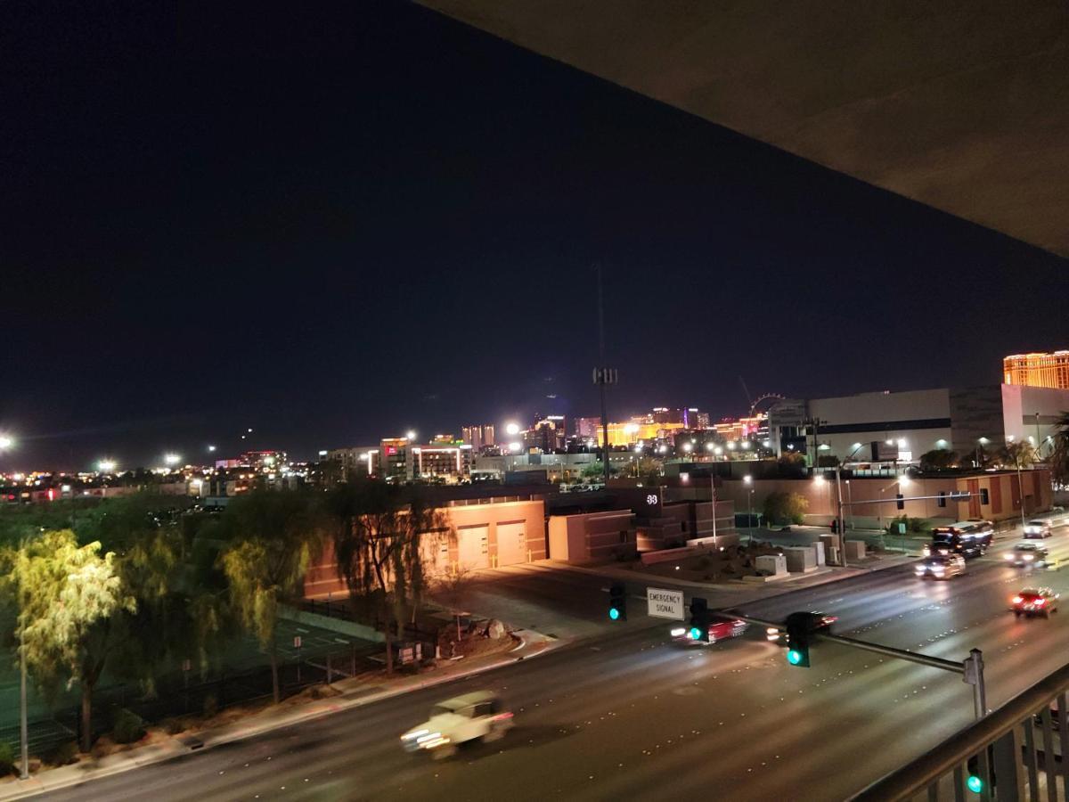 Strip View Near Convention Center Holiday home *
