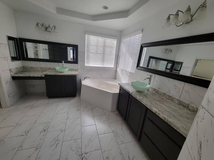5 Bed- Strip 8mil, Dwntown 4.5mi *