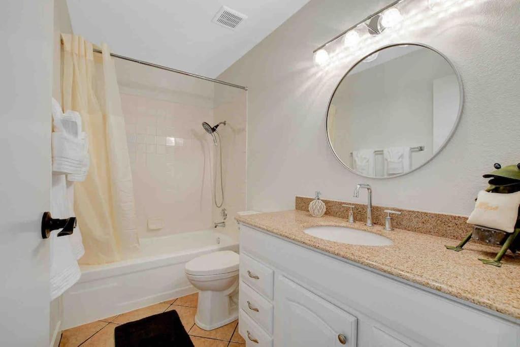 Style 4 Bedroom House With Pool Minutes From Strip