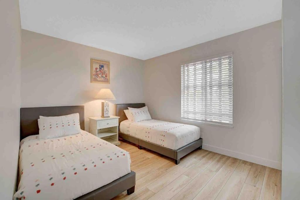 Style 4 Bedroom House With Pool Minutes From Strip * Las Vegas