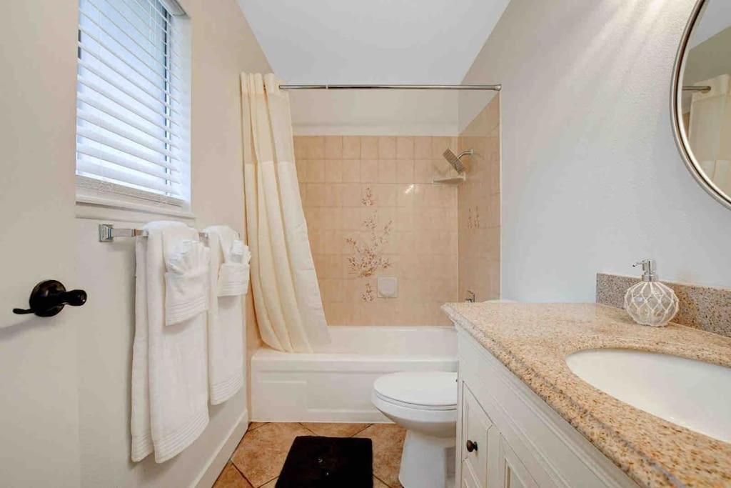 Style 4 Bedroom House With Pool Minutes From Strip Holiday home Las Vegas