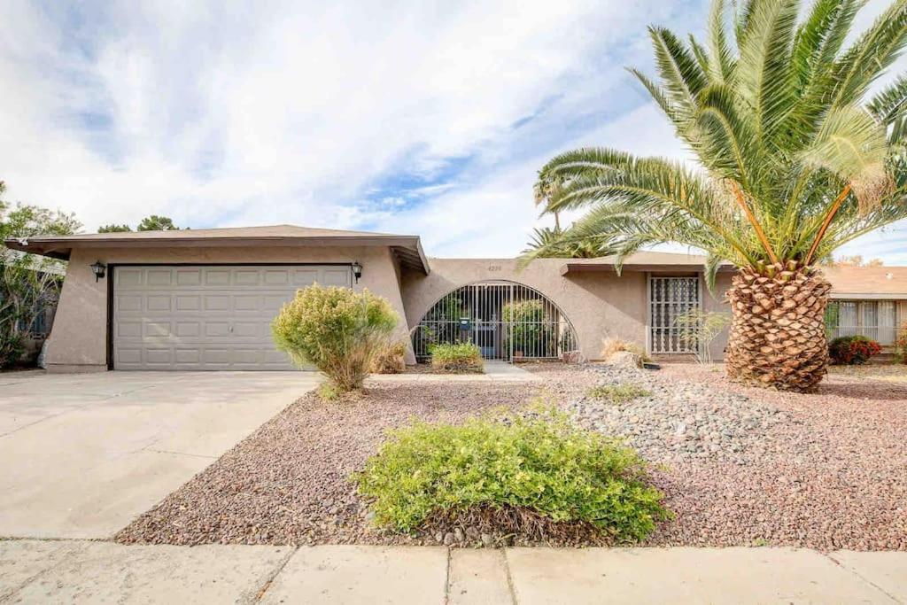 Style 4 Bedroom House With Pool Minutes From Strip Holiday home